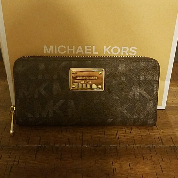 Michael Kors Handbags - Michael Kors continental Jet Set Wallet